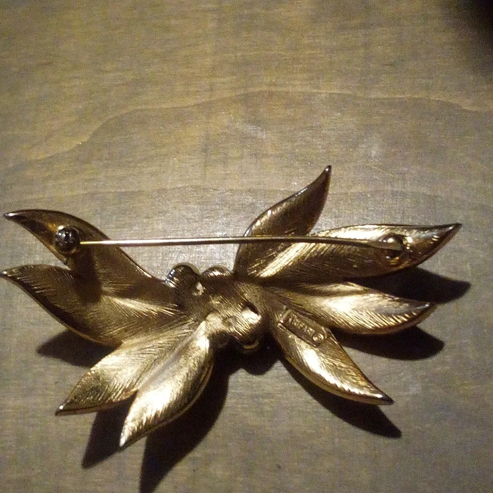 Vintage Trifari Gold Tone Faux Pearl Brooch Pin